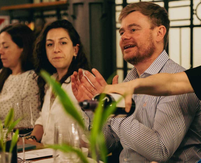 TERTULIAS Cada tertulia programada es una celebración de la cultura del vino y la alta gastronomía, cuidadosamente diseñada para deleitar los sentidos.